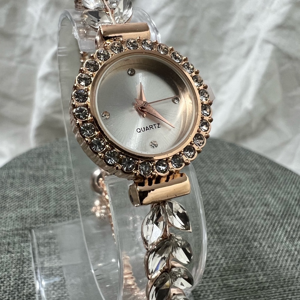 Fashion Jewelry Rhinestone Quartz Watch W/ Adjustable Band Amazing Looking. - Picture 7 of 11
